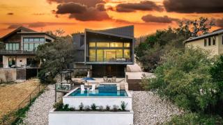 Luxurious stay w Lake View Pool Hot Tub Fire Pit Ping Pong Barton by AvantStay - Austin - 0