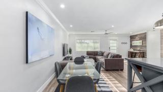 Sunsets on 11th by AvantStay Resort-Style Pool Hot Tub Game Room - 4