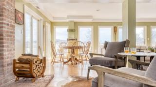 Historic Secluded Estate on the Hudson River w Pool Sleeps 24 River House by AvantStay - Hudson - 1