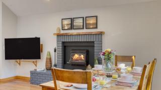 Royal Canoe by AvantStay Walk to the Shore Cozy Fireplace - 1