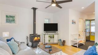 Walk to Beach Relax in Hot Tub Dine on the Deck LoLis Place by AvantStay - 1