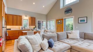 Sunny Backyard Fireplace Coastal Access in Peaceful Neighborhood Near Shopping - Langley - 4