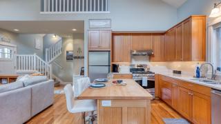 Sunny Backyard Fireplace Coastal Access in Peaceful Neighborhood Near Shopping - Langley - 1