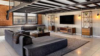 Skyline Lofts by AvantStay: a multi-level industrial-chic retreat in DTLA with rooftop views soaring ceilings steps to dining music culture - 5