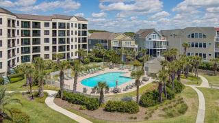 402 Summerhouse by AvantStay Beachfront Condo w Community Pool Access - 7