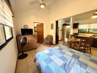 Calm & Palms Second Floor Studio - 4