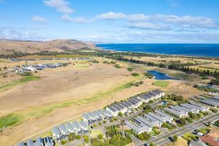 19th Hole Golf, Wine & Sea - 9