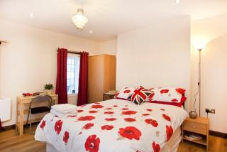 Your own City Centre Pub with 7 Double Bedrooms and 11 Beds - Full Kitchen & Games Room with Snooker Table & Football Table and Beer Garden - Parking from Five Pounds a Day - Sunday 1pm Check-out - 8