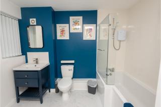 Central 3 Bedroom Flat w Parking - 8