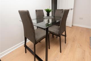 Central 3 Bedroom Flat w Parking - 3