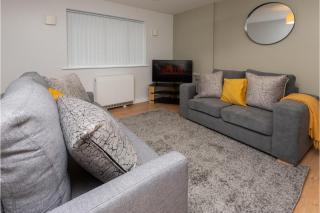 Central 3 Bedroom Flat w Parking - 7