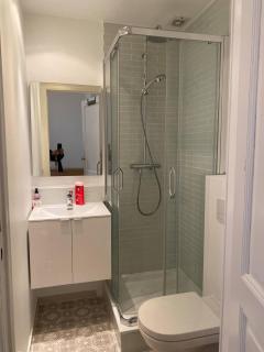 1 Bedroom W Kitchen and Bathroom In Trendy St Gilles - 8