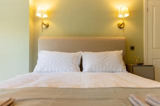 FREE parking, LARGE House for Contractors & Families, Sleeps 5, 4 miles to BLACKPOOL - 5