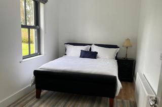 3 Bed Cottage Sleeps 6 - Fireplace - Free Parking - 4