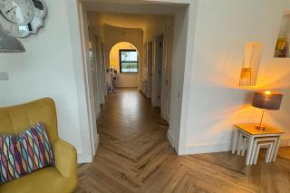 3 Bed Cottage Sleeps 6 - Fireplace - Free Parking - 8