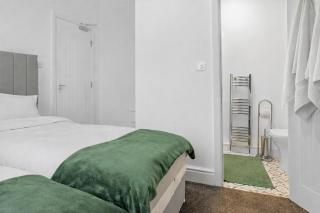 Free Parking in Warrington, Ideal for contractors, Pool Table, Long stays - 3