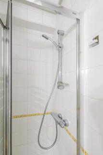 Spacious flat - train station 500m away - 4