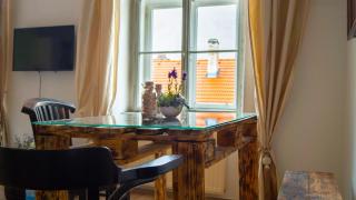 Elegant 1BR Apartment 3 Min from Rennweg Station - 6