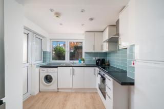 Stylish and Elegant Ground Floor 1Bed with Private Garden, Super King Bed, and Easy to Commute to London via Tube & Train - 3