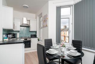Luxury 2Bed Apartment with Modern Furnishings, Wi-Fi, Smart TV, and Convenient Access to Piccadilly Line & Central London - 2