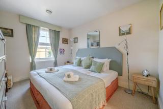 Retro Art Deco 2-Bed Parking Thames Ditton - Pass the Keys - 9