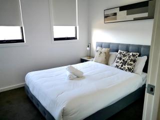 5BR 2story house, free parking, close to parks, golf course, supermarkets, & transport - Schofields - 6