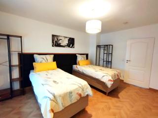 OVER RIVER near FRANKFURT-130 QM-4 ROOMS- 6 BEDS- FREE PARKING- AC - 1