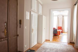 Stylish and Spacious Old Town apartment - 9