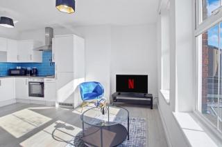 Large Modern Apartment I Sleeps 3 I Fast Wi-Fi I Self Check-in I Free Private Parking I LongTerm Rates Available - 9