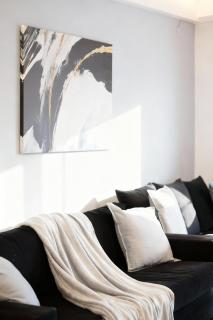 Elegant Spacious Apartment with Private Balcony - 9