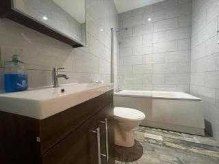 Bond Street Apartment Near the Promenade with Two Bathrooms and Workspace - 3