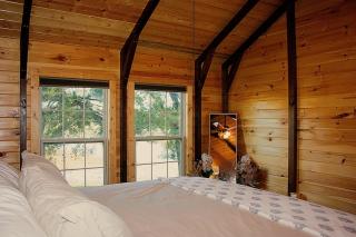 Lakefront Retreat for 8 with Fire Pit & Cozy Cabin Vibes - 8