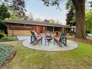 Mid Century Beauty with Huge Sunny Porch - 8