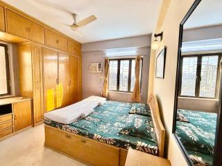 Elegant 2BHK Stay Near Iconic Chinatown, Tangra - AC - WiFi - Parking - Caretaker - 4