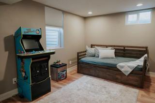 The Charlotte House With Soaking Tub, Arcade Game, Firepit - 7