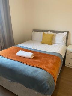 Modern 4BR Home Ideal for Groups Free Parking - 1