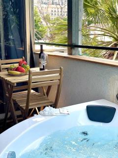 Authentic studio apartment with jacuzzi in center - 3