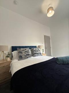 Spacious 3BR Home in Runcorn | Sleeps Large Groups - 5