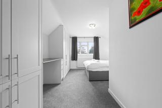 3 Bed Hale Barns Home Near Airport - 3