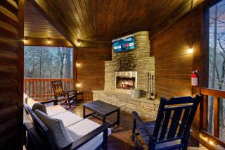Walk2Town•Private Creek•Hot Tub•Deck•Fireplaces - 5