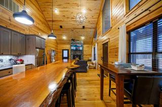 Walk2Town•Private Creek•Hot Tub•Deck•Fireplaces - 3