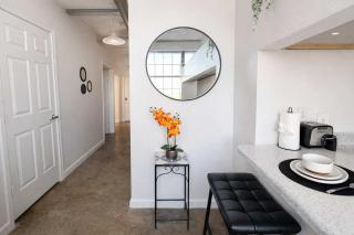 2BR Urban Loft Haven - Rooftop Games & Fitness - 5