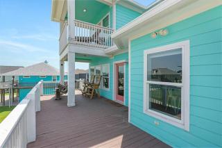 Steps to the Beach | Tiki Bar Fun | Epic Bay Views | Sleeps 8 - 5