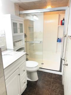 Prime Location 3Bedrooms, 2 Bath, Basement Apartment with parking- Streetsville Area, Close to Transit- Sleeps 6 - 8