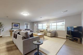Spacious house with living room, kitchen, balcony and Hill country views - 1