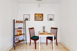 One bedroom cozy retreat by the Pearl and the vibrant St. Mary's - 8