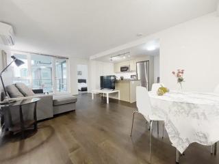 Bright & Cozy 2B2B near transit in Richmond - 3