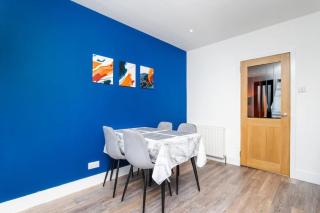 Aberdeen Airport Cozy Apartment - 3 Beds - Sleeps 5 with Free Parking and Fast Wi-Fi - 2