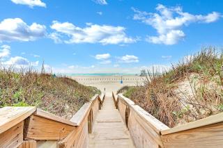 Beach house w/ rooftop patio, views & beach access - 7