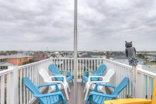 Beach house w/ rooftop patio, views & beach access - 4